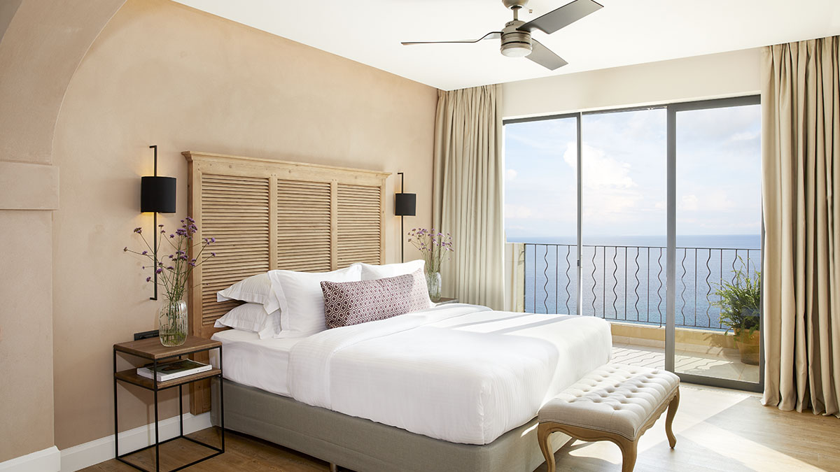 Deluxe Suite with Whirlpool